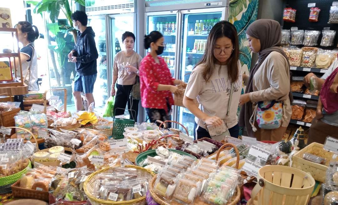 Aneka jajan pasar di kedai pisang madu Bu Nunik, banyak yang suka tapi tidak tahu namanya (Foto: Asmanu Sudharso/Ngopibareng.id)