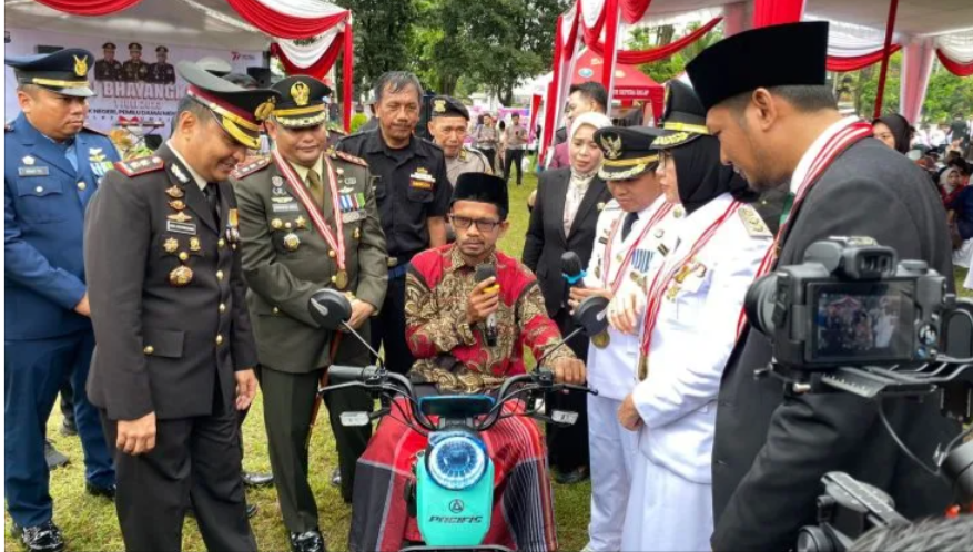 Samin, marbot di Masjid Agung K.H. Anas Machfudz, Kabupaten Lumajang, Jawa Timur, mendapat hadiah istimewa berupa motor listrik roda 3, dari Polres Lumajang. (Foto: Dok. Polres Lumajang)