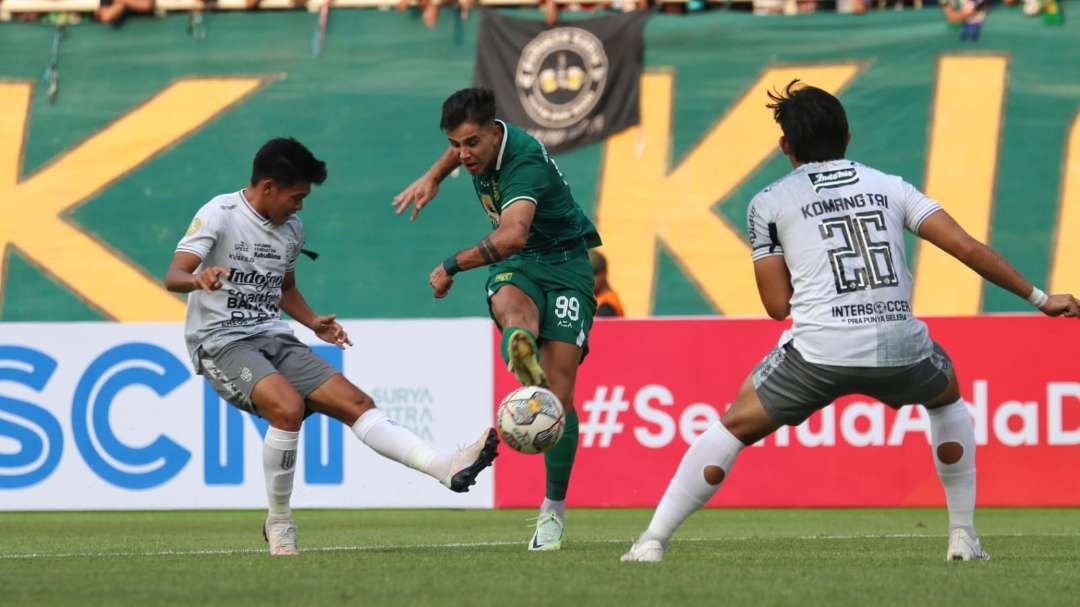 Pemain Persebaya, Bruno Moreira (tengah) jadi andalan tim saat melawan Persis Solo. (Foto: Fariz Yarbo/Ngopibareng.id)