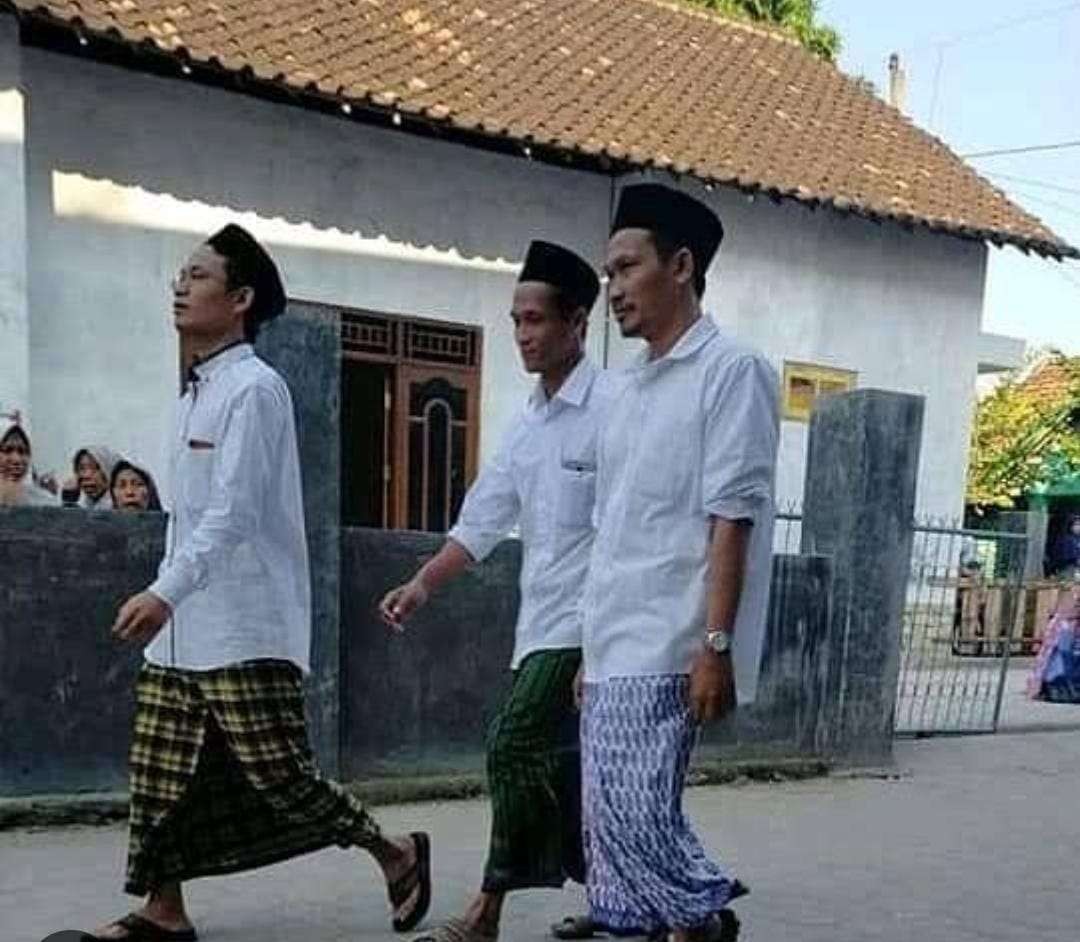 Gus Baha berjalan dengan santai bersama santrinya. (Foto: dok/ngopibareng.id)