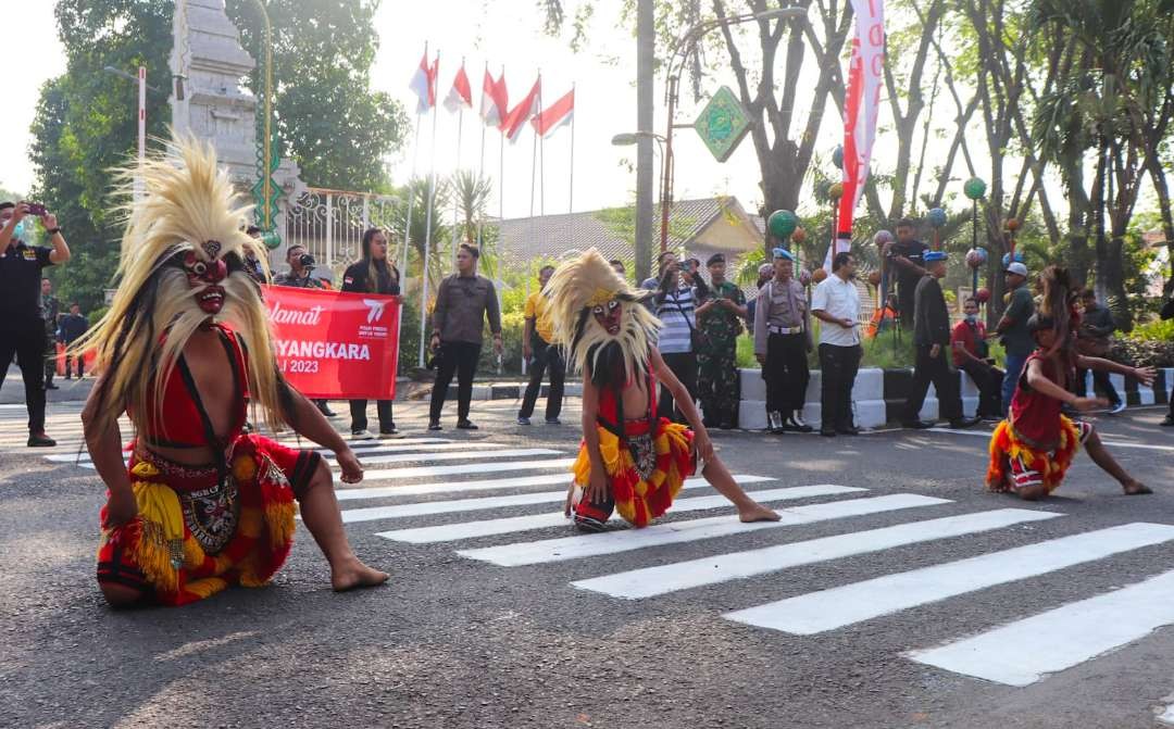 Kesenian tradisional Reog Ponorogo saat tampil di upacara Hari Bhayangkara di Sidoarjo (foto : Aini/Ngopibareng.id)