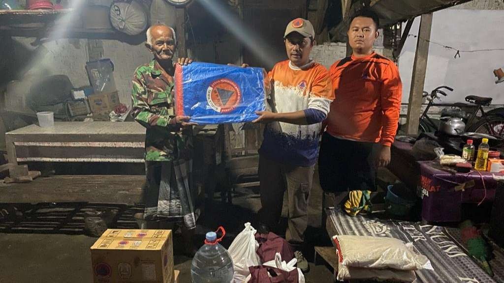 BPBD Jatim saat memberikan bantuan kepada warga Pacitan. (Foto: Ist)