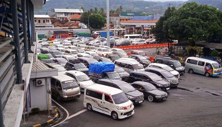 Antrean kendaraan yang akan menyeberang ke Bali tampak memadati area Pelabuhan Ketapang Banyuwangi. (Foto: Istimewa)