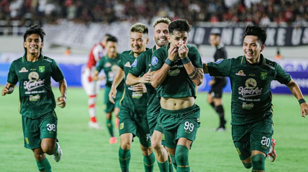 Pemain pemain Persebaya, Bruno Moreira (dua dari kanan) melakukan selebrasi usai menjebol gawang Persis Solo di Stadion Manahan, Solo, Sabtu 1 Juli 2023. (Foto: Persebaya)