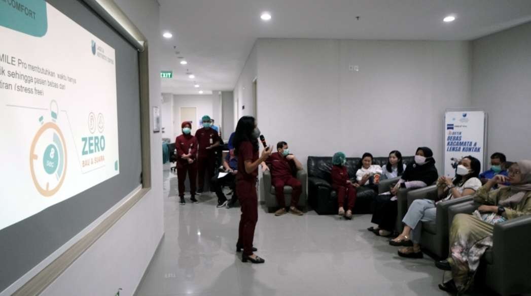 Tamu yang hadir di open house Gedung LASIK & Aesthetic Center di RSMU, saksikan live surgery. (Foto: Dok RSMU),