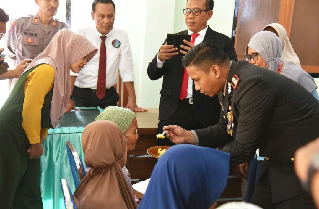 Kapolres Bimo Ariyanto menyuapi makan ibu-ibu lansia saat Polres Bondowoso berbagi bantuan ke Panti Jompo di HUT ke-77;Bhayangkara, Sabtu 1 Juli 2023 sore. (Foto: Guido Saphan/Ngopibareng.id)