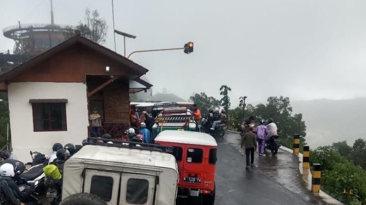 Arus kendaraan wisatawan yang memasuki kawasan wisata alam Bromo, Jawa Timur. (Foto: BB TNBTS)