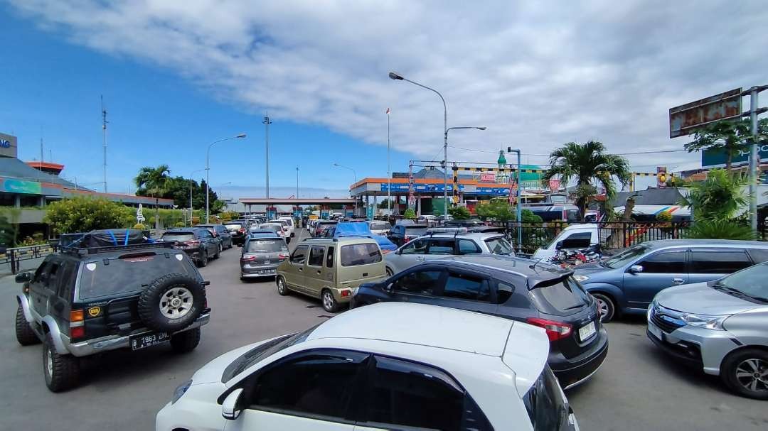 Antrean kendaraan dipintu masuk Pelabuhan Ketapang, Banyuwangi (Foto: Muh Hujaini/Ngopibareng.id)