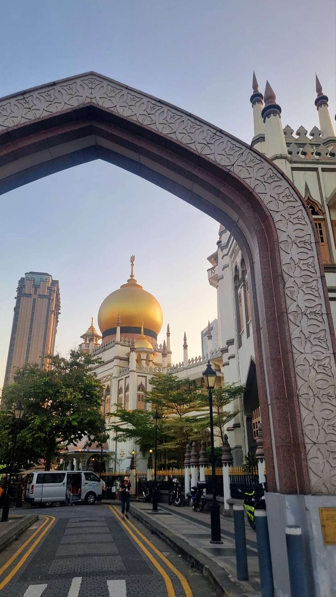 Masjid disorot dari sudut gerbang masuk. (Ilustrasi)