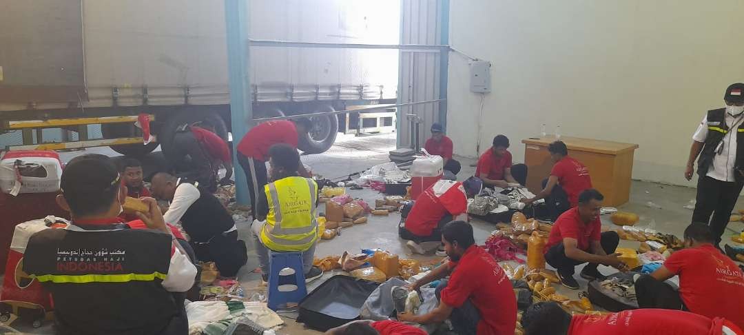 Prosesi pemeriksaan koper jemaah haji Indonesia. (Foto: Humas Kemenag)