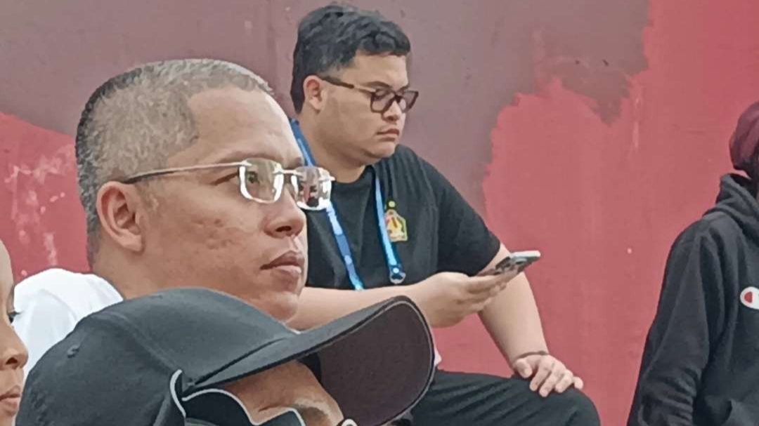 Bupati Kediri Hanindhito Himawan Pramana (kaos hitam) nonton laga Persik. Suporter minta segera selesaikan stadion baru. (Foto: Fendi Lesmana/Ngopibareng.id)