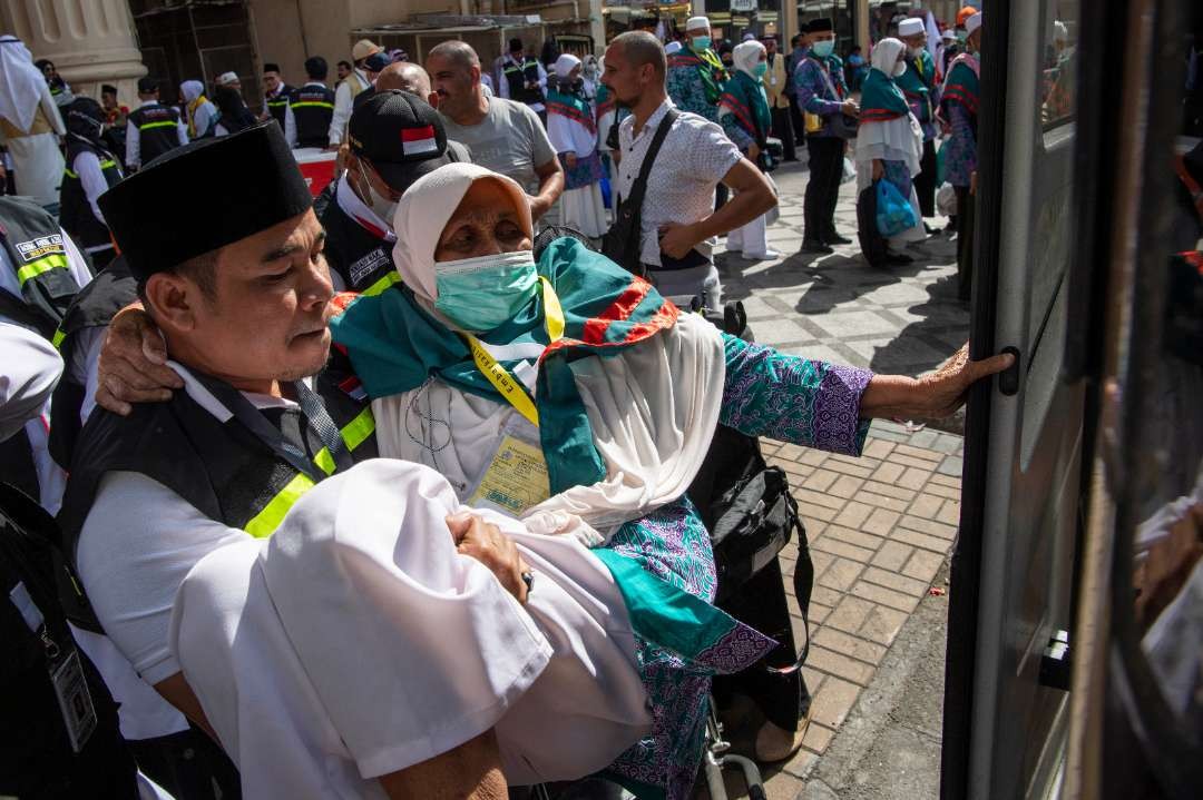 Dokter imbau menjaga kondisi kesehatan jemaah haji setelah Armuzna. (Foto: Witanto/Ngopibareng.id)