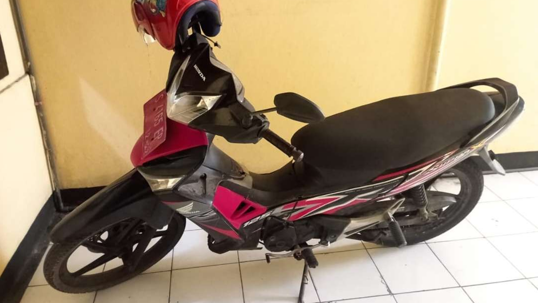 Motor Supra berplat dinas yang digunakan oleh pelaku untuk menjambret. (Foto: Dokumentasi Polsek Bancar)