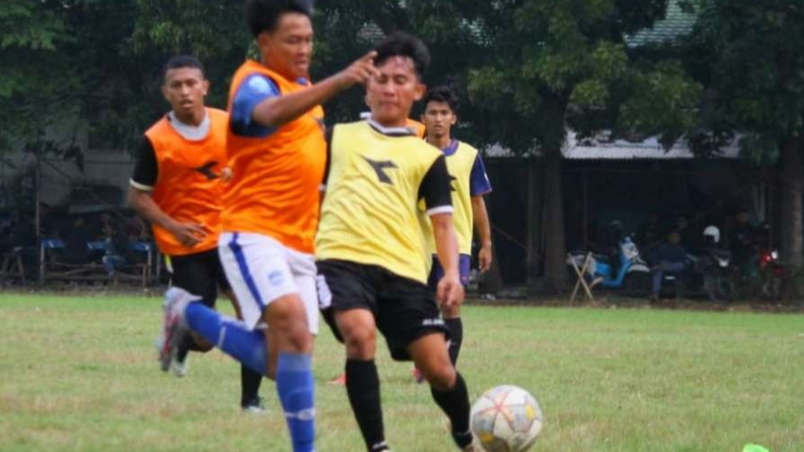 Penampilan pemain putra daerah saat seleksi Persela Lamongan. (Foto: Imron Rosidi/Ngopibareng.id)