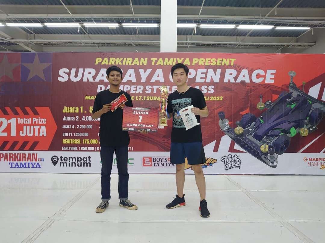 Tim Mbabos dari Jakarta tampil sebagai juara di kompetisi balap mobil mini 4WD (four-wheel drive) Surabaya Open Race di Surabaya. (Foto: Istimewa)