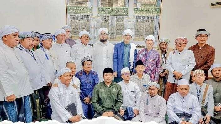 Sayid Ahmad Al-Maliki bersama para ulama Indonesia. Tampak, Rais Aam PBNU KH Miftachul Akhyar dan Wakilnya, KH Afifuddin Muhajir. (Foto: pbnu)