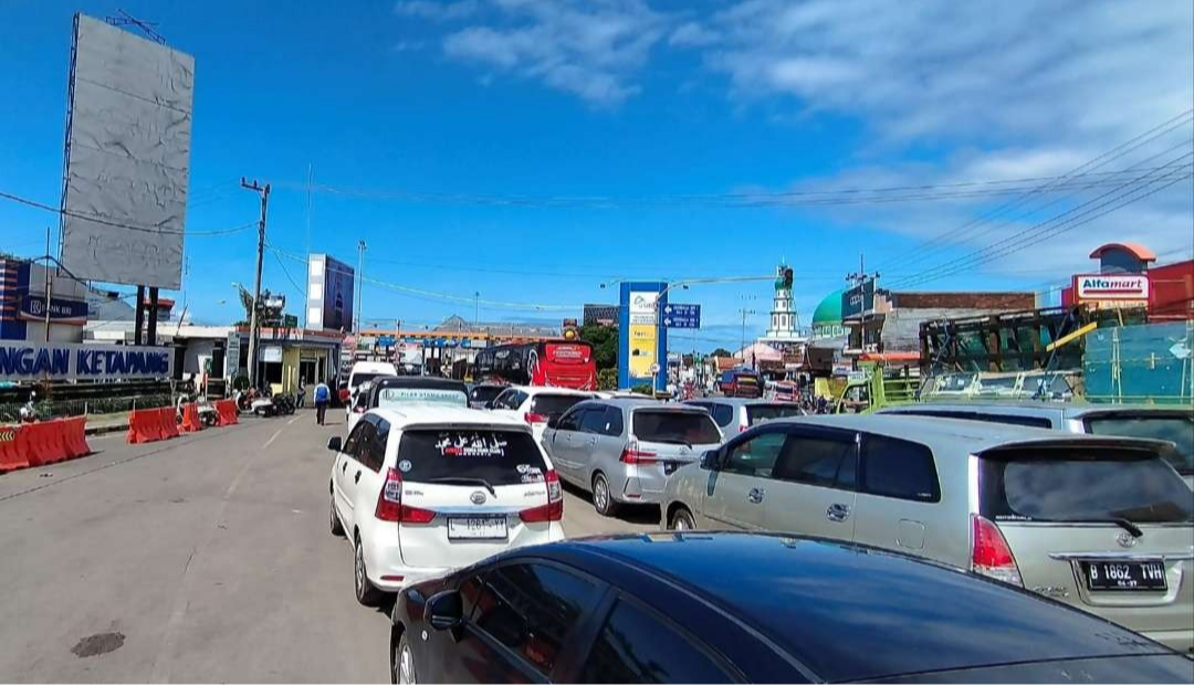 Antrean kendaraan di depan pintu masuk pelabuhan Ketapang, Banyuwangi (foto: Muh Hujaini/Ngopibareng.id)