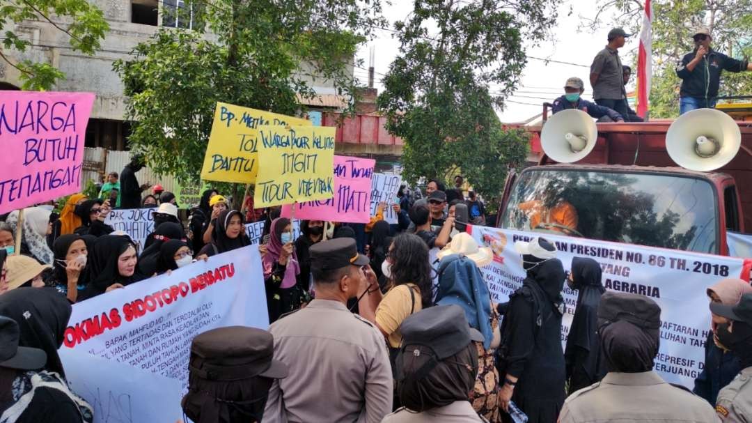 Warga melakukan aksi demo di Kantor PT KAI Daop 8 Surabaya, Selasa 4 Juli 2023. (Foto: Fariz Yarbo/Ngopibareng.id)