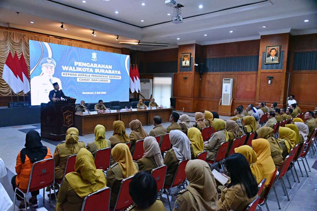 Walikota Surabaya, Eri Cahyadi saat melakukan pengarahan camat dan lurah di wilayahnya masing-masing. (Foto: Ist)