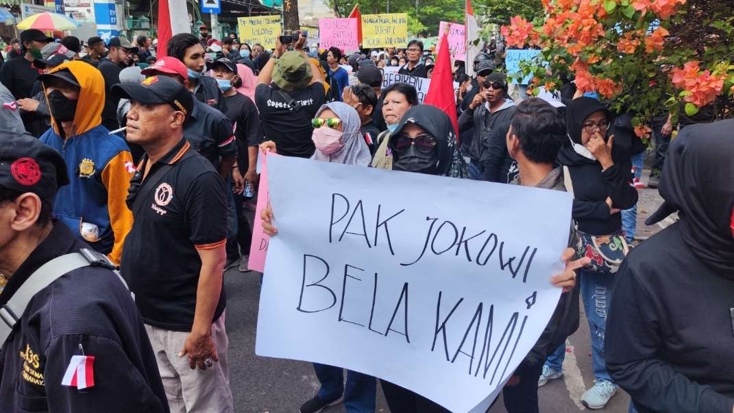 Warga saat melakukan aksi di Kantor PT KAI Daop 8 Surabaya, Selasa 4 Juli 2023. (Foto: Fariz Yarbo/Ngopibareng.id)