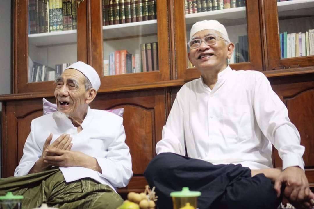 KH Maimoen Zuber (Mbah Moen, almaghfurlah) dan Gus Mus (KH Ahmad Mustofa Bisri). (Foto: aku fb-zainal wongwongan)