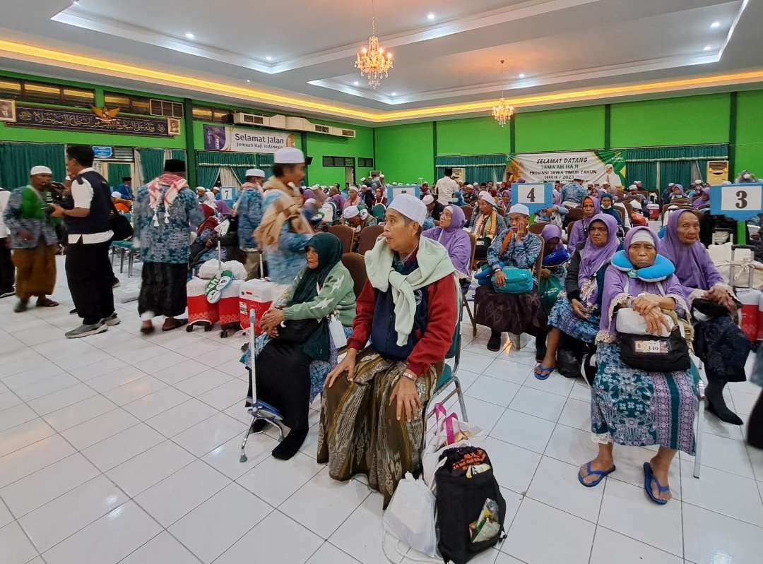 Jemaah haji yang tiba di EmbarkasiSurabaya malam ini. (Foto: Pita Sari/Ngopibareng.id)