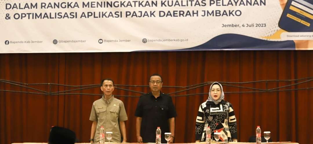 Kepala Bapenda Jember Hadi Sasmita (Kiri) bersama PLH Sekda Jember Arief Tyahyono (tengah) saat koordinasi pengembangan aplikasi J-MBAKO (Foto: Dok Diskominfo Jember)