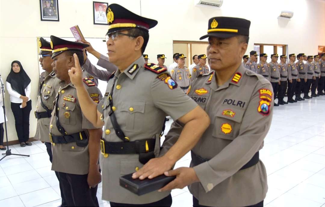 Empat Kapolsek baru dilantik Kapolres Bondowoso AKBP Bimo Ariyanto setelah empat hari peringatan HUT ke-77 Bhayangkara. (Foto: Guido/Ngopibareng.id)