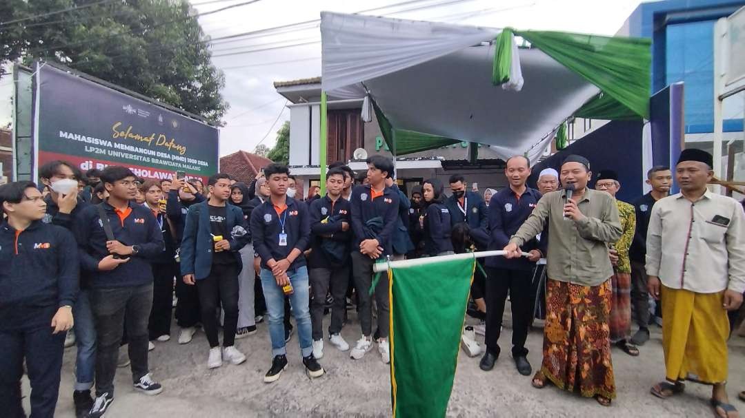 Ketua PCNU Banyuwangi KH M. Ali Makki Zaini melepas ratusan mahasis Unibraw yang akan melakukan KKN di 100 Ranting NU Banyuwangi (Foto: Muh Hujaini/Ngopibareng.id)