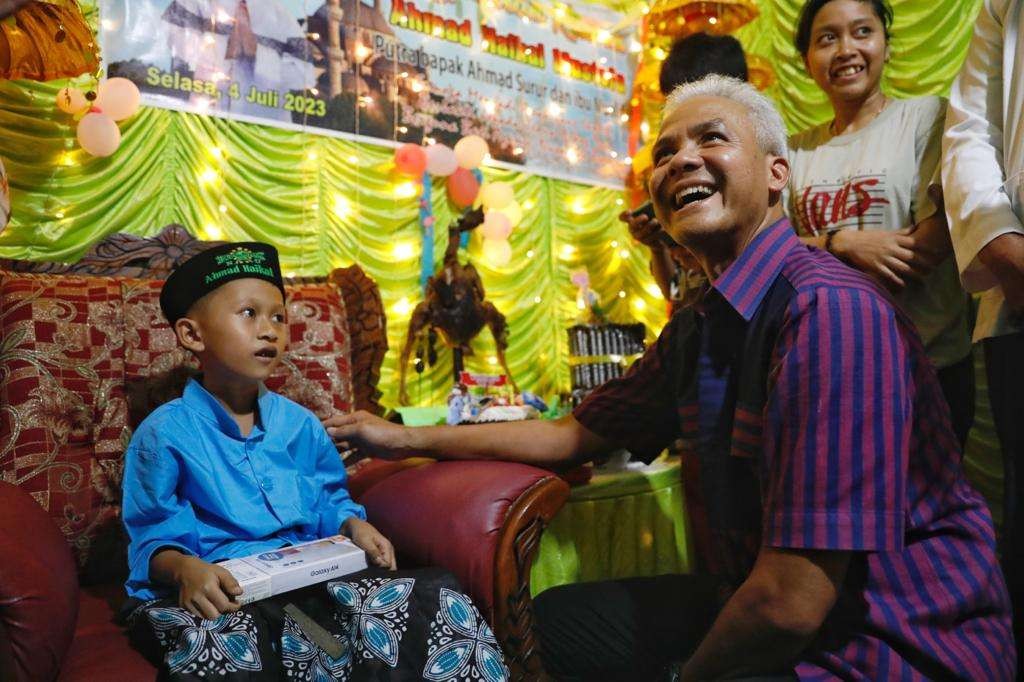 Ganjar Pranowo beri hadiah anak kecil khitan di Pemalang. (Foto: Humas Jateng)