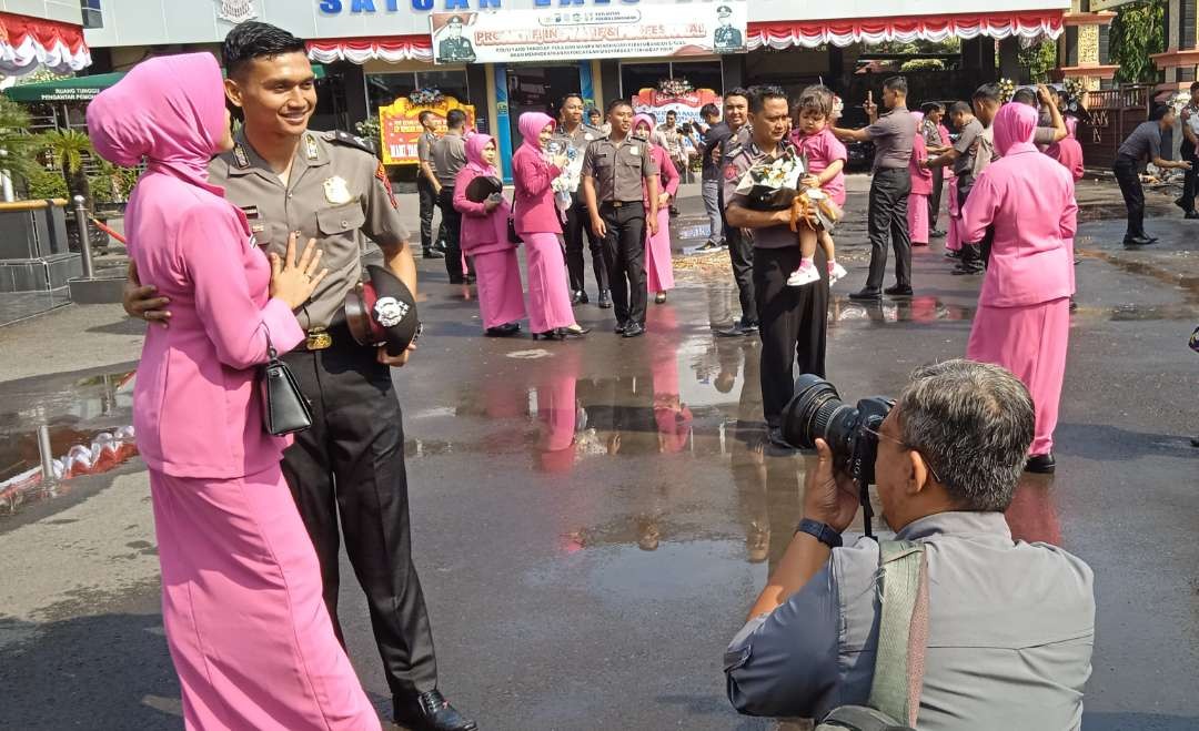 Dendy Sulistyawan usai menjalani upacara kenaikan pangkat di Mapolres Lamongan. (Foto: Imron Rosidi/Ngopibareng.id)