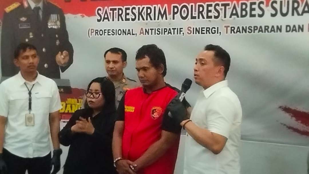 Kasatreskrim Polrestabes Surabaya, AKBP Mirzal Maulana saat mengungkap kasus curat bermodus sandal berpaku di Mapolrestabes Surabaya, Selasa 4 Juli 2023. (Foto: Tangkapan Layar)