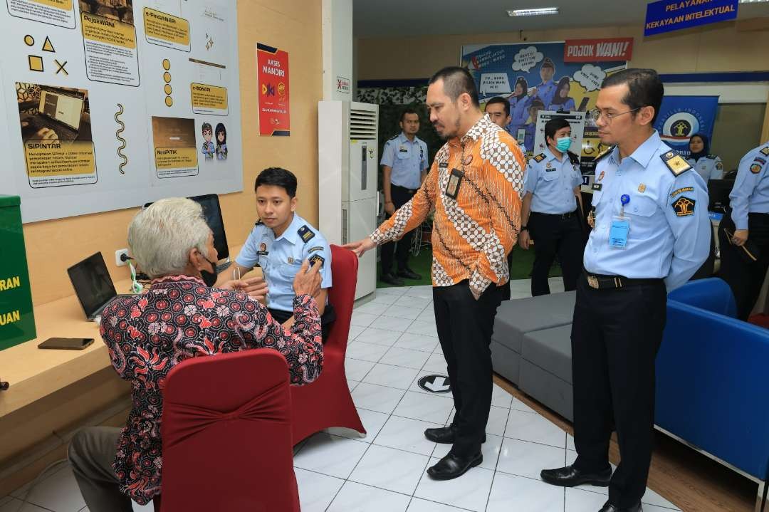 Tim Inspektorat Jenderal Kemenkumham inovasi Pelayanan Hukum dan HAM Bergerak untuk masyarakat pulau terluar, mendapatkan apresiasi dari Inspektorat Jenderal Kemenkumham. (Foto: Humas Kemenkumham Jatim)