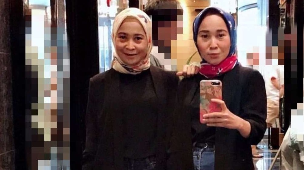 Si kembar Rihana Rihani, buronan polisi dalam kasus dugaan penipuan jualan iPhone. (Foto: Twitter)