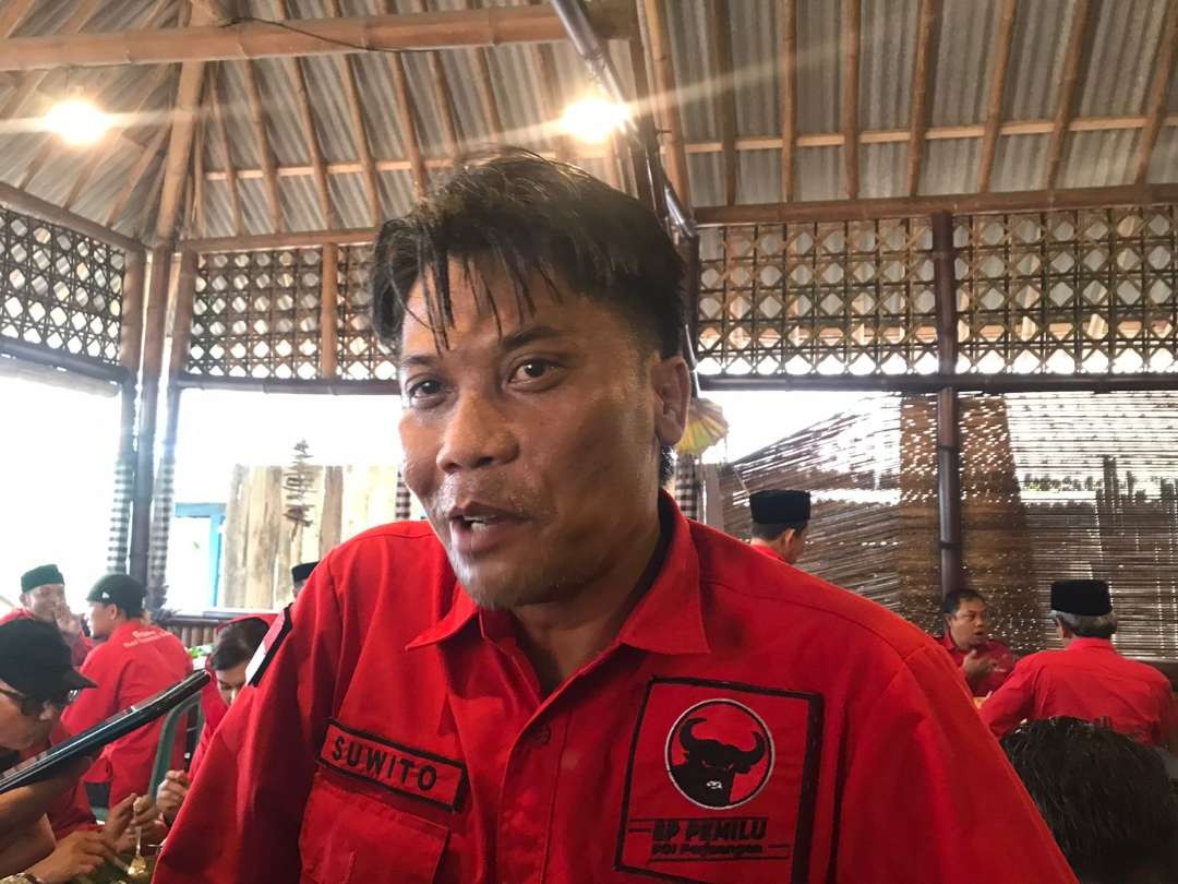 Ketua DPRD Kabupaten Blitar, Suwito Sarens di warung “Omah Segoro“  kawasan wisata Pantai Serang Desa Serang Kecamatan Panggungrejo Kabupaten Blitar Rabu, 5 Juli 2023. (Foto: Choirul Anam/Ngopibareng.id)