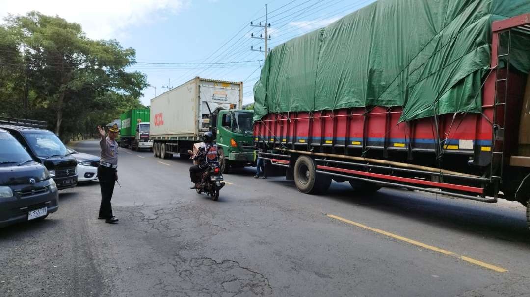 Kasat Lantas Polresta Banyuwangi mengatur lalu lintas di dekat Terminal Sritanjung , Banyuwangi (foto: Muh Hujaini/Ngopibareng.id)