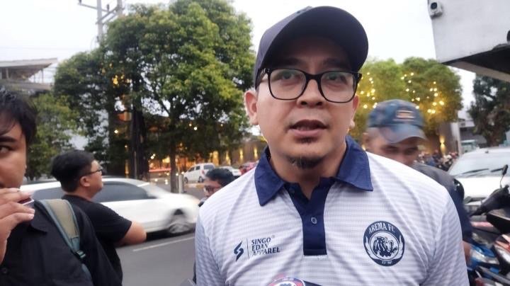 General Manager Arema FC, Yusrinal Fitriandi saat berada di kompleks Kantor Arema FC. (Foto: Lalu Theo/Ngopibareng.id)