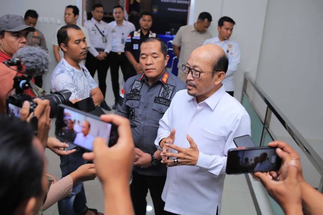 Kadiv Keimigrasian Kanwil Kemenkumham Jatim Hendro Tri Prasetyo saat konferensi pers di Kantor Imigrasi Ponorogo, Rabu, 5 Juli 2023. (Foto: Dok. Imigrasi Ponorogo)