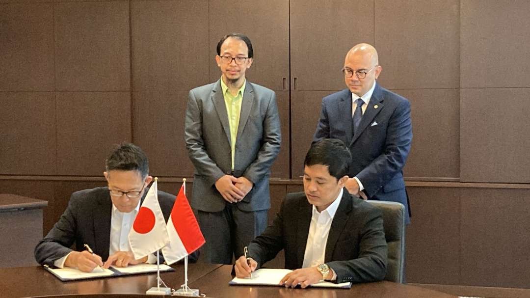 Roy Himawan (Direktur Ketahanan Kefarmasian dan Alat Kesehatan), John T. Boestami (DCM KBRI Tokyo). Bawah Kiri-kanan: Yasuhiro Fujiwara (Chief Executive PMDA), dr. Dante Saksono Harbuwono (Wamenkes RI). (Foto: istimewa)