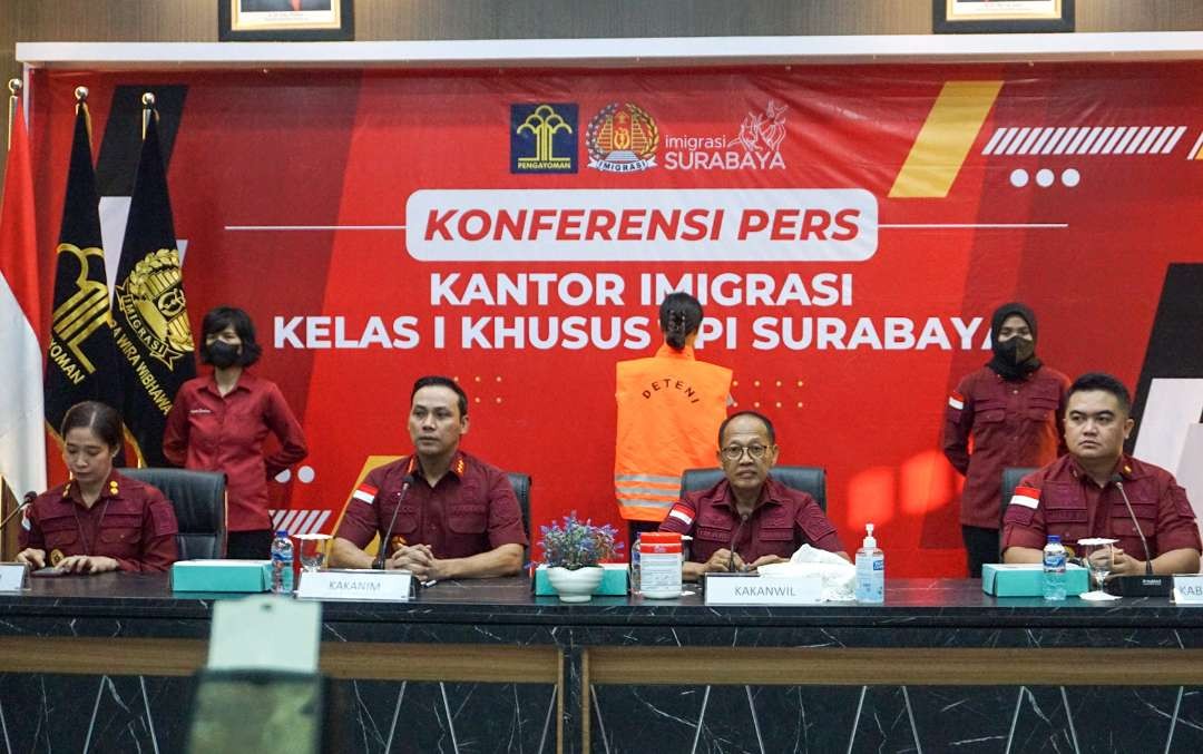 Petugas kantor Imigrasi Kelas 1 TPI Surabaya (foto : Aini/Ngopibareng.id)