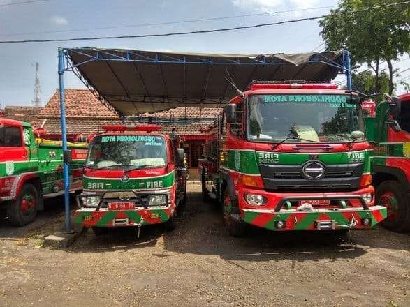 Sejumlah mobil pemadam kebakaran dipakir di depan Kantor Pemadam Kebakaran (Damkar) Kota Probolinggo. (Foto: Ikhsan Mahmudi/Ngopibareng.id)