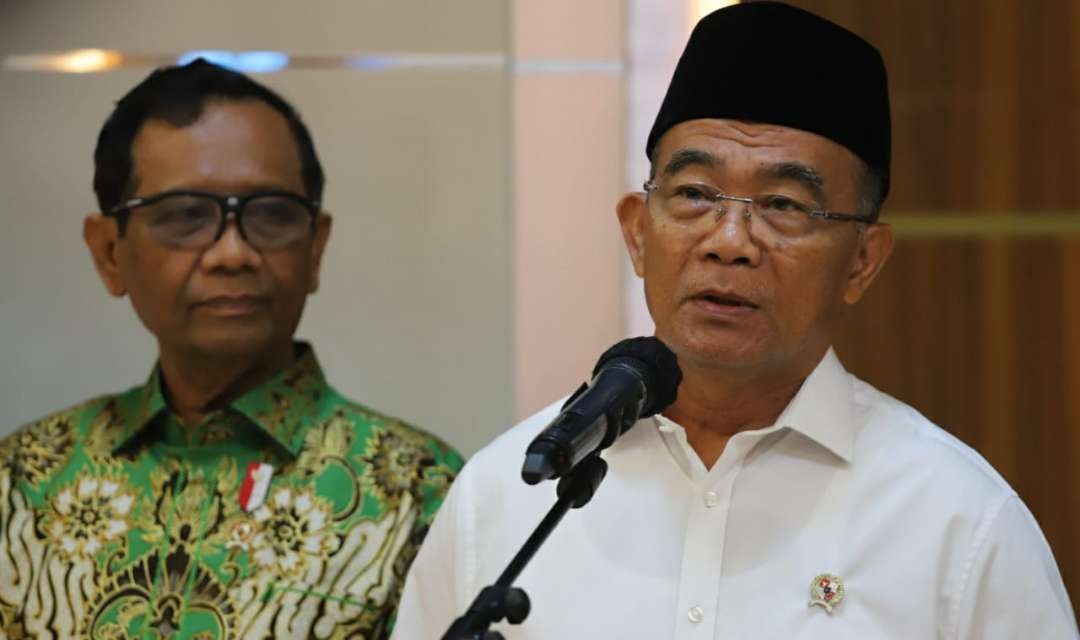 Menko PMK Muhadjir Effendy dan Menko Polhukam Mahfud MD dalam jumpa pers terkait dengan masalah perdagangan orang, Selasa 4 Juli 2023. (Foto: ANO/Ngopibareng.id)