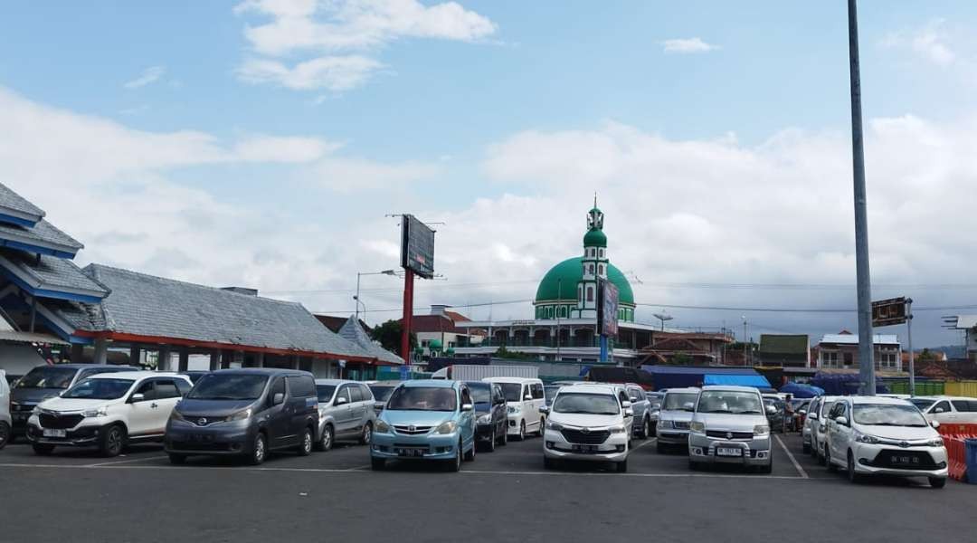 Antrean kendaraan di area parkir Pelabuhan Ketapang Banyuwangi Rabu siang (foto: Muh Hujaini/ Ngopibareng.id)