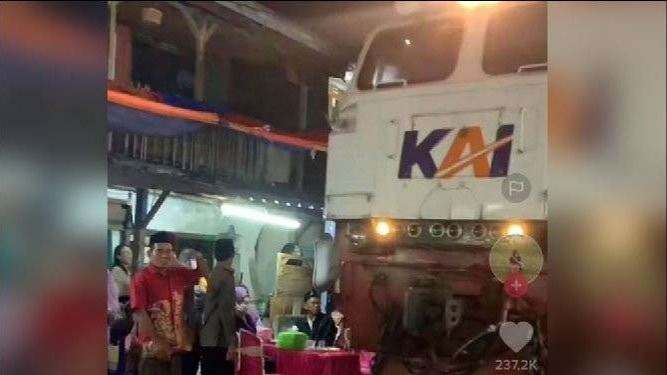 Tangkapan layar hajatan warga Surabaya yang digelar di tengah perlintasan kereta api. (Foto: tangkapan layar akun TikTok)