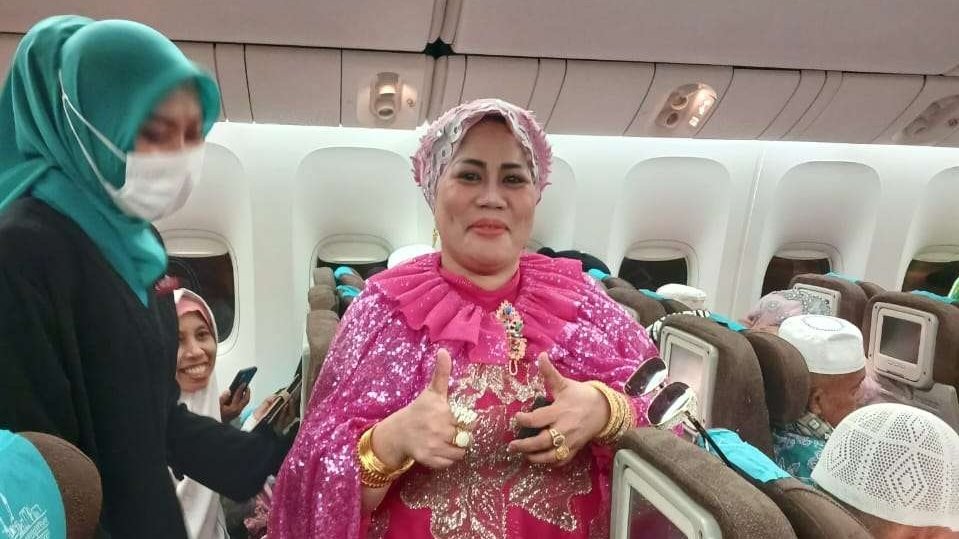 Penampilan salah satu Ibu Hajjah dari kloter UPG 3 bling-bling bertabur perhiasan mewah. (Foto: Media Center Haji)