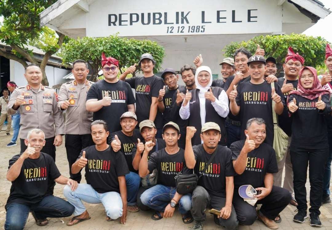 Gubernur Jawa Timur Khofifah Indar Parawansa didampingi Bupati Kediri Hanindhito Himawan Pramana mendatangi sentra budidaya "Republik Lele" di Desa Tulungrejo, Kecakatan Pare, Kamis 6 Juli 2023 (Foto: Istimewa).