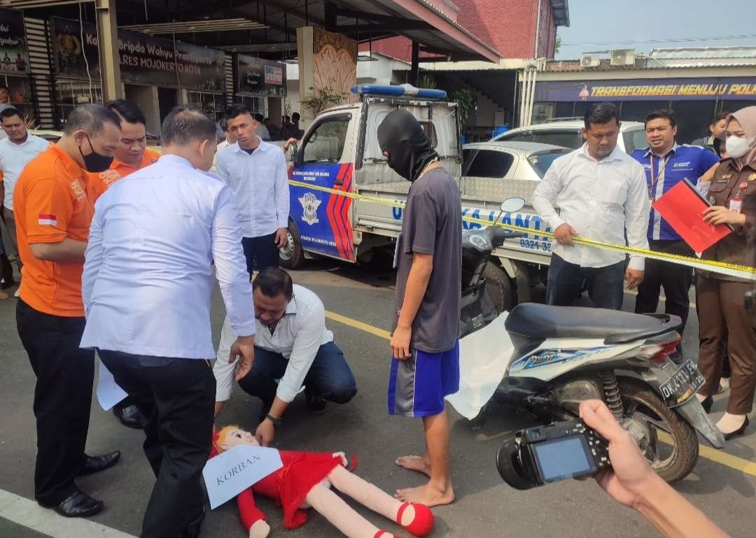 Pelaku saat dihadirkan dalam rekonstruksi. (Foto: Deni Lukmantara/Ngopibareng.id)