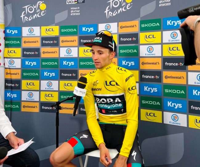 Jai Hindley (Bora Hansgrohe) berhasil merebut jersey kuning dari Adam Yates di Etape 5 ini. (Foto: Istimewa)