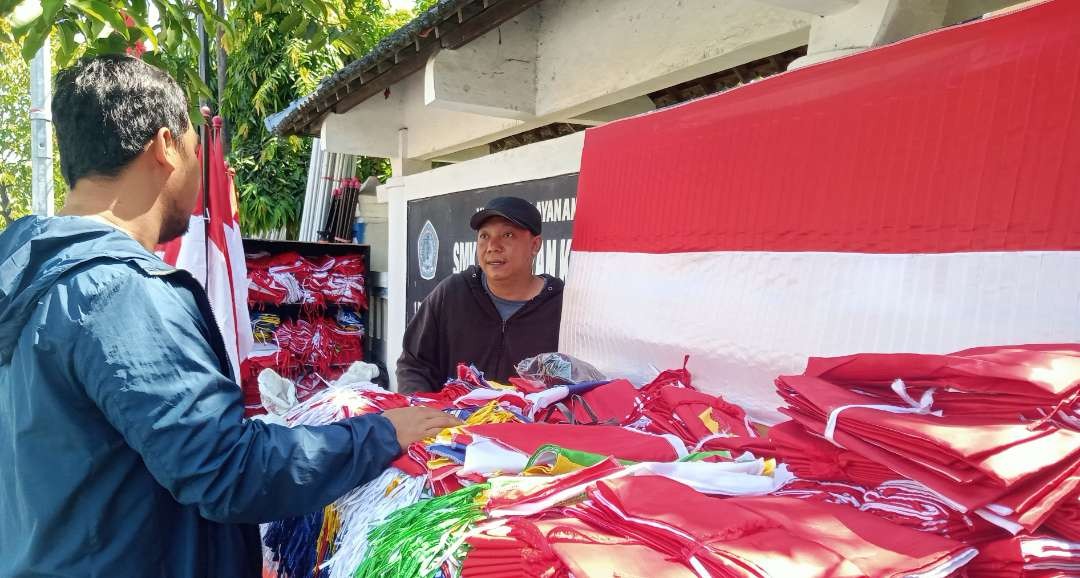 Keterangan Foto: Penjualan bendera merah putih di jalan protokol Tuban menjelang HUT Kemerdekaan RI tahun 2022 lalu (Khoirul Huda/Ngopibareng.id)