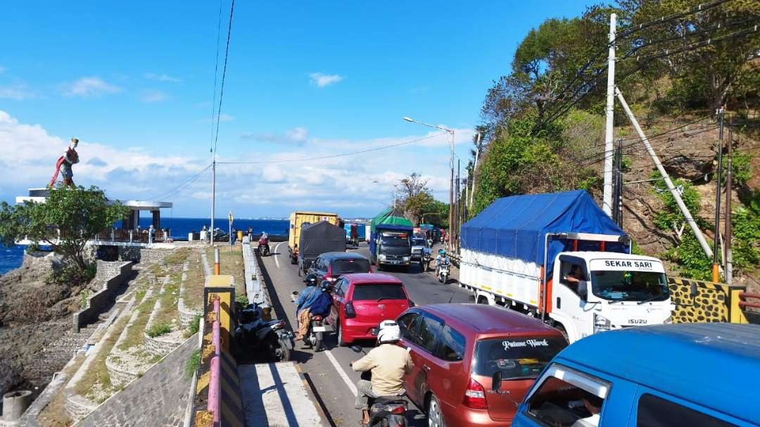 Antrean kendaraan di sekitar Pantai Watudodol Banyuwangi (Foto: Muh Hujaini/Ngopibareng.id)